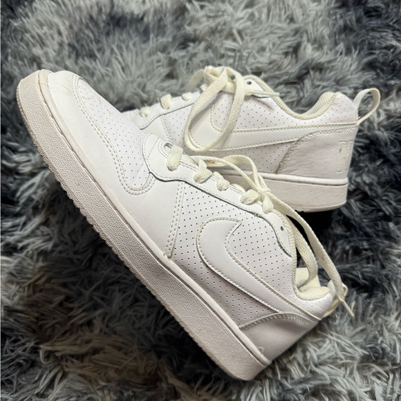 Nikes shoes 8.5 - Picture 1 of 6